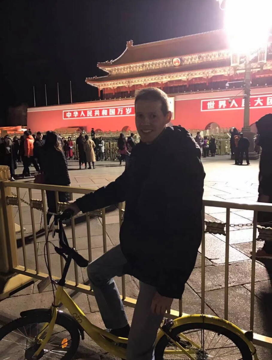 Immagine: 10_Matteo Giovannini in bicicletta in Piazza Tiananmen - Pechino
