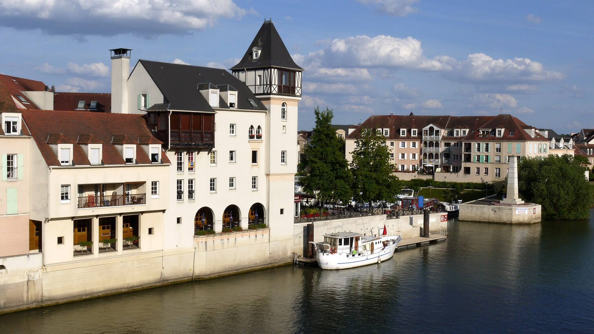 Immagine: 1_Wikimedia Commons_Entrance of the marina of Cergy, Oise river (France)