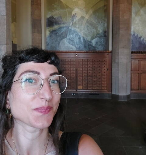 Immagine: 1a2. Selfie davanti ad un murales di Aaron Douglas, alla Fisk University, Nashville, Tennessee