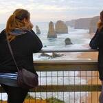 Immagine: 2_Fabiana Pompermaier_Spiaggia dei 12 Apostoli, con le mie compagne d’avventura Elena e Giada, luglio 2011. Australia