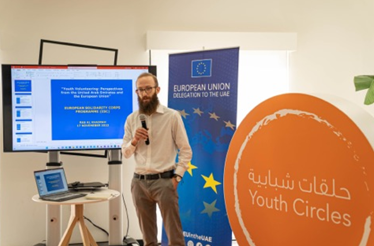Immagine: 2_In missione per l_Unione Europea per promuovere i programmi di volontariato negli Emirati Arabi Uniti