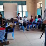 Immagine: 2_Maria Martinelli_Suor Maria con un gruppo di giovani