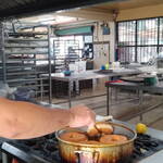 Immagine: 5_Padre Giorgio Gelmini_fare ciambelle