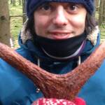 Immagine: 6_Alessandro Detassis_Alessandro nel bosco con un corno di cervo