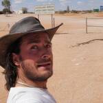 Immagine: 7_Francesco Erioldi_Nel mezzo del deserto, al confine con 3 stati Queensland, New South Wales e South Australia (Cameron's Corner)