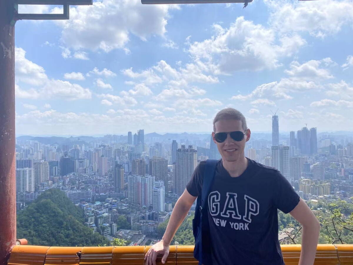 Immagine: 8_Matteo Giovannini a Guiyang city1