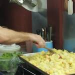 Immagine: 9_Ketty&Alessandro_Alessandro al lavoro in cucina