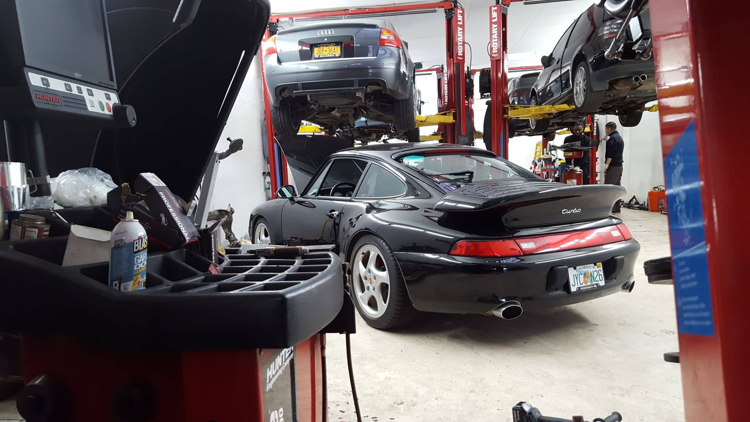 Immagine: al lavoro in officina