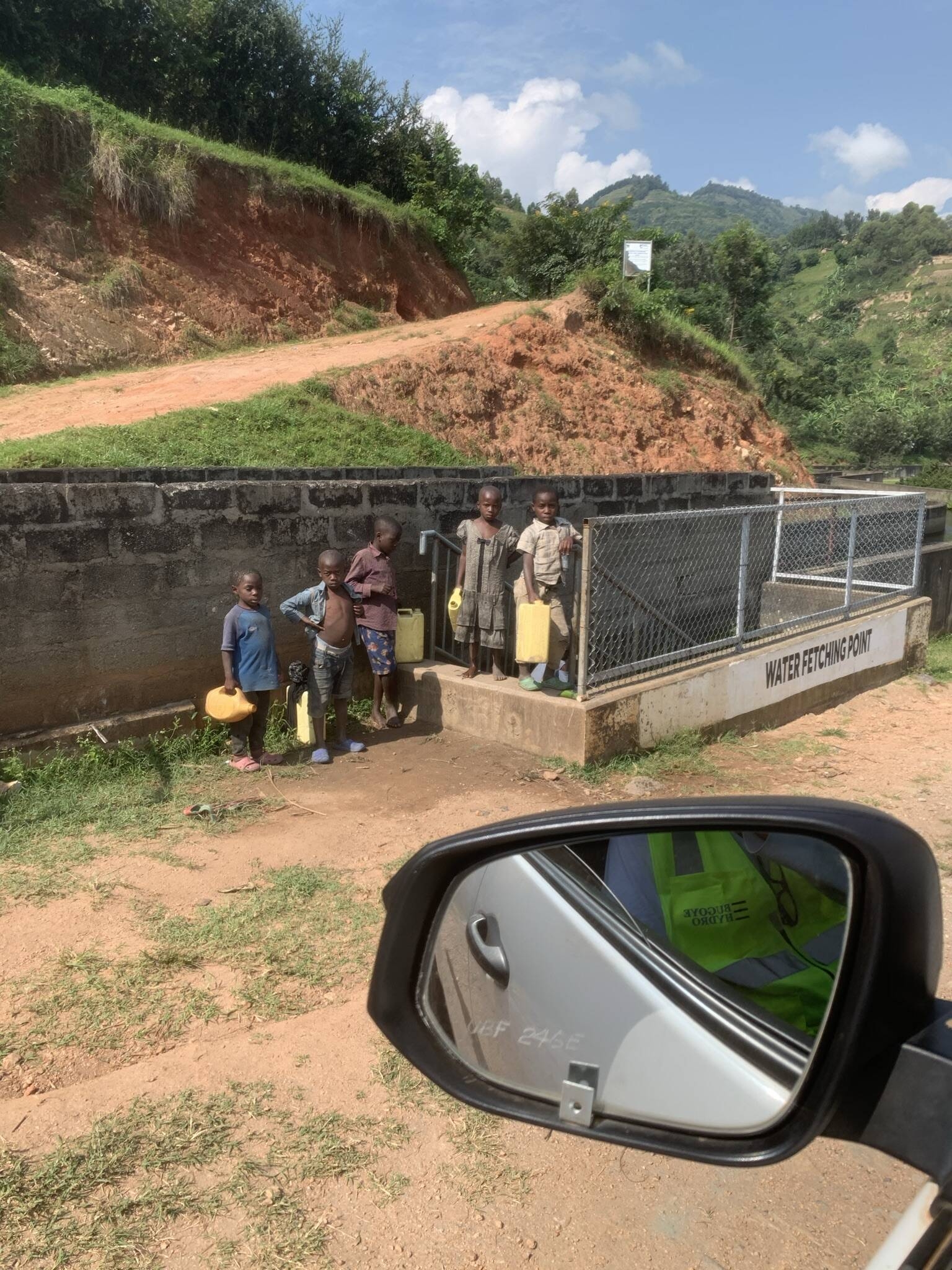 Immagine: Bambini al canale